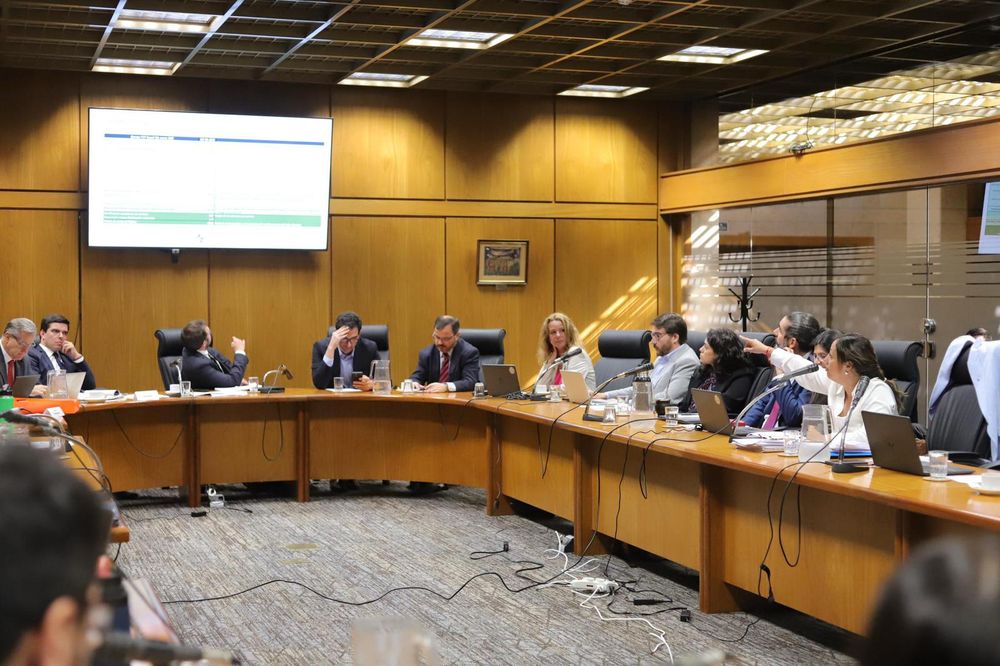 La ministra Fernanda Cardona y su equipo en la Comisión de Industria de Diputados