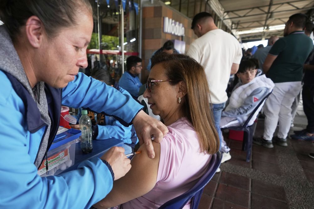 Vacunación contra la fiebre amarilla en una terminal de bus en Bogotá