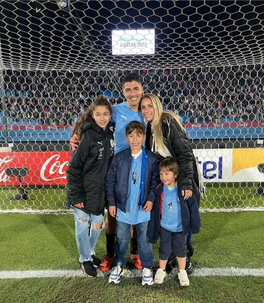 Suárez y su familia en su último partido por Eliminatorias en el Estadio