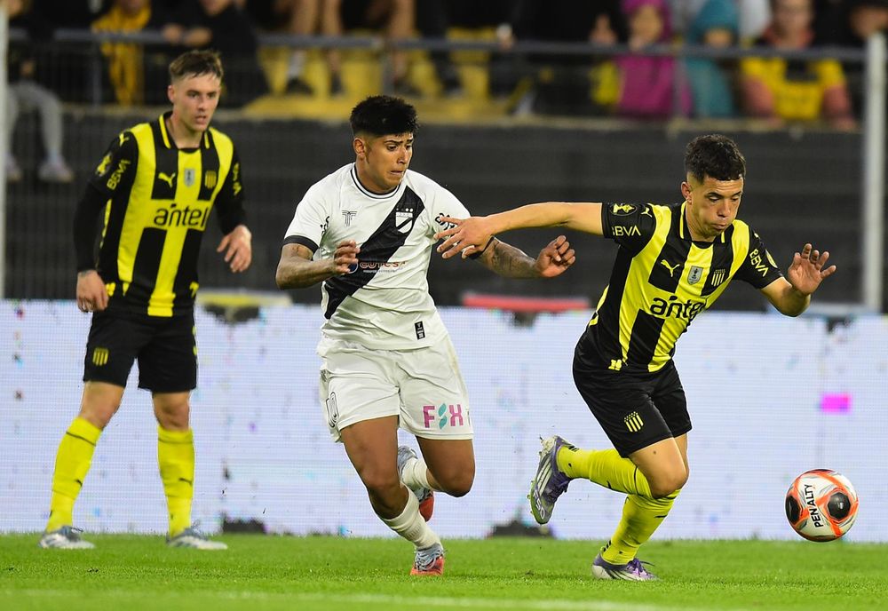 Leonardo Fernández de Peñarol ante Mateo Peralta de Danubio por el Torneo Clausura