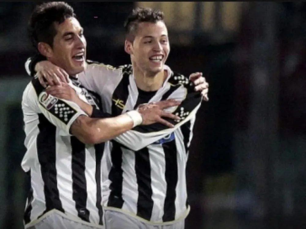 Nicolás López (der.) festeja uno de sus goles
