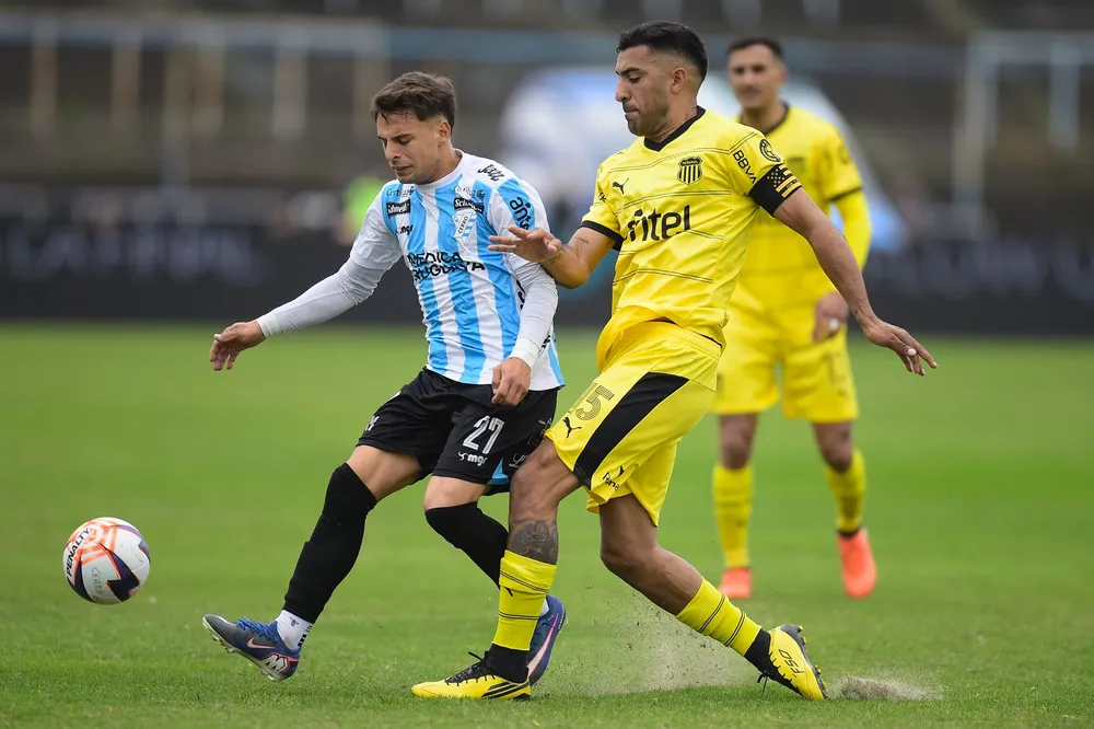 Cristian Barros de Cerro ante Maximiliano Olivera de Peñarol por el Torneo Intermedio