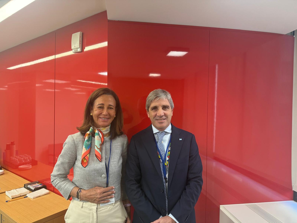 La presidenta del Grupo Santander, Ana Botín y el ministro de Economía argentino, Luis Caputo, reunidos en Washington.