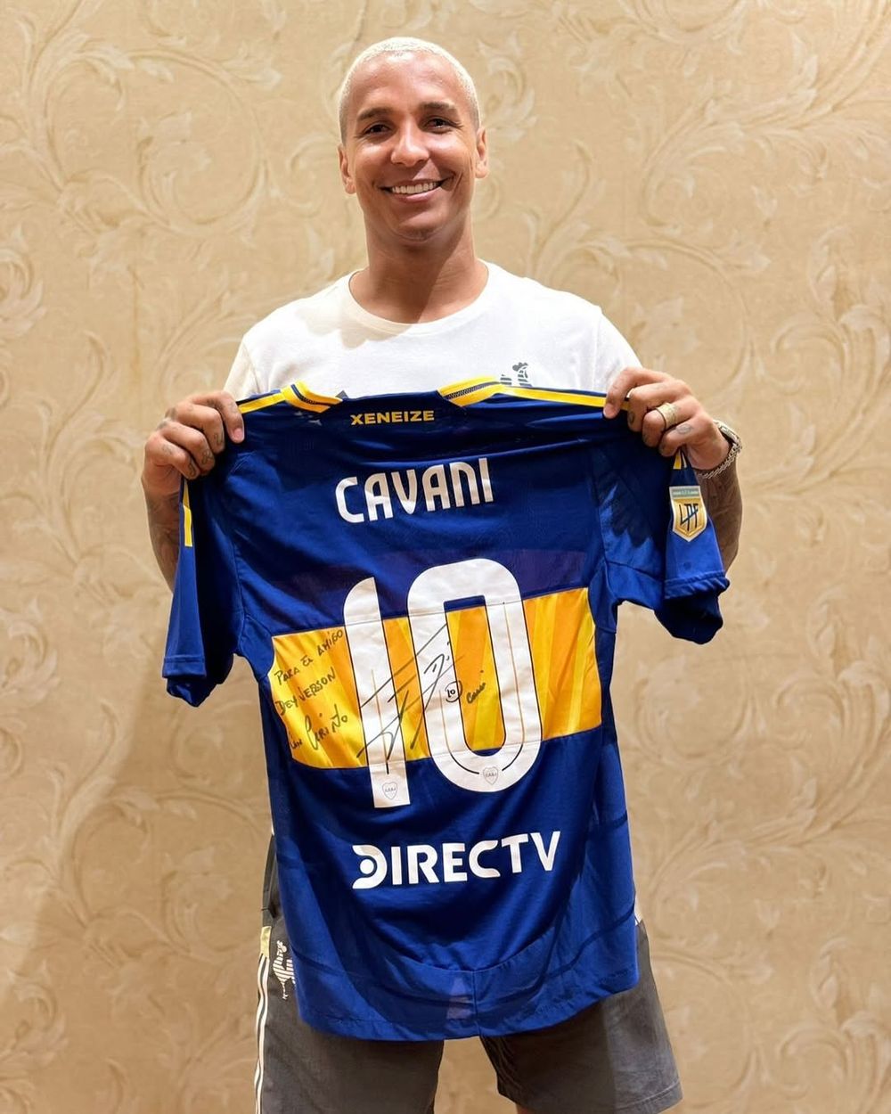Deyverson con la camiseta de Edinson Cavani Deyverson con la camiseta de Edinson Cavani