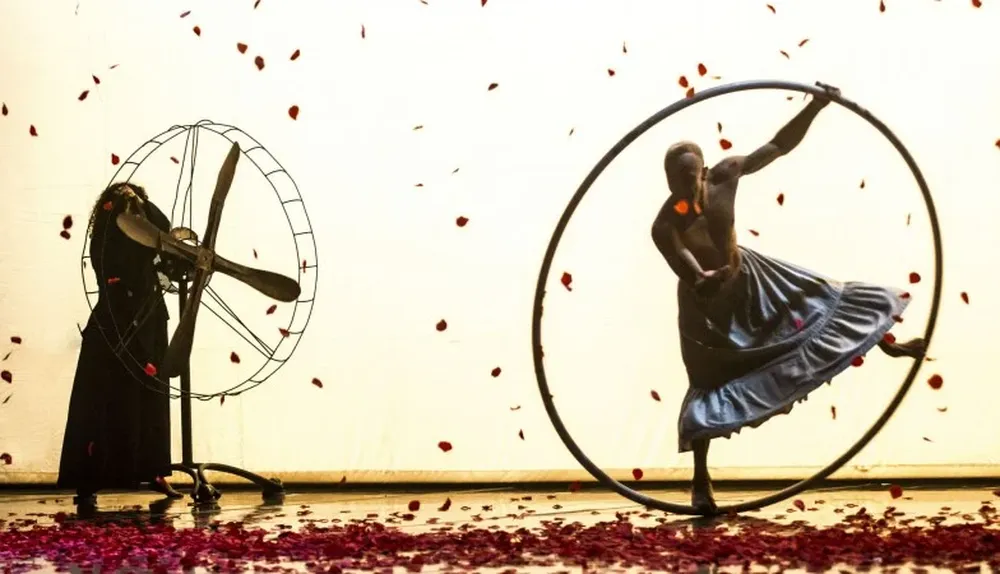 David Menes sobre la Rueda Cyr, en una de las escenas más bellas de la obra