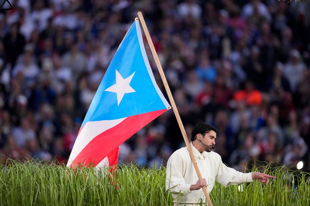 Bad Bunny show de medio tiempo del Super Bowl bandera de Puerto Rico. AP