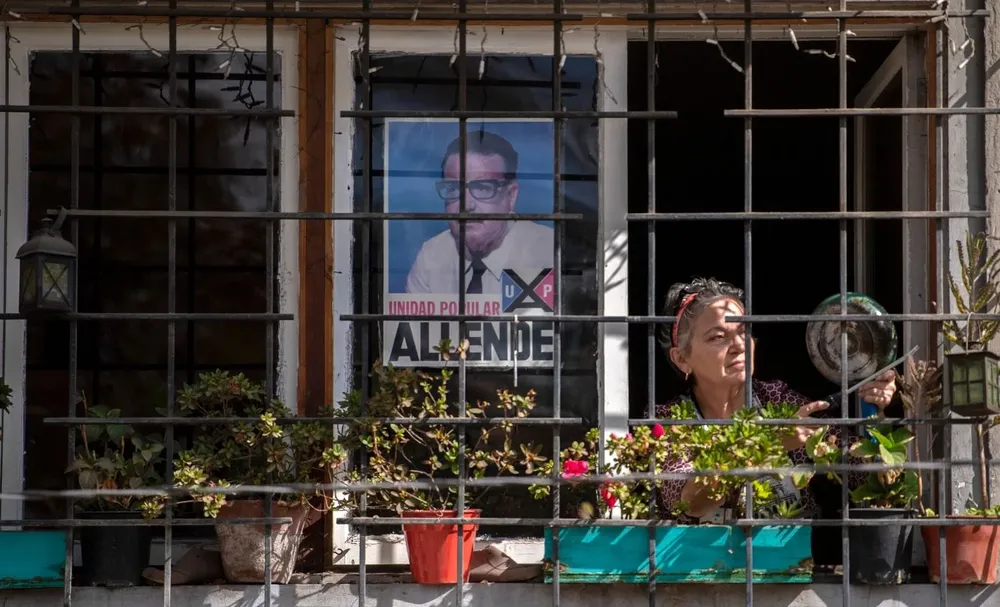 Una mujer protesta contra el gobierno de Sebastián Piñera en su casa en el medio de la pandemia del coronavirus