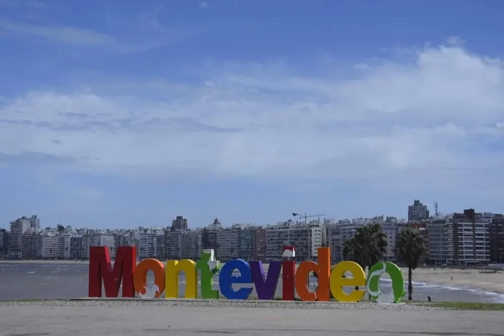 Letras de Montevideo sobre la rambla de Pocitos
