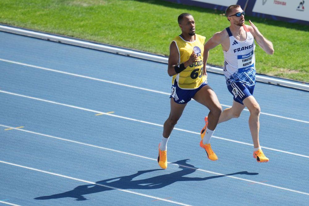 Timothee Adolphe, de Francia, es ciego y uno de los favoritos para quedarse con la prueba de 100 metros T11. En esta prueba corren acompañado por un atleta que lo guía en la pista.