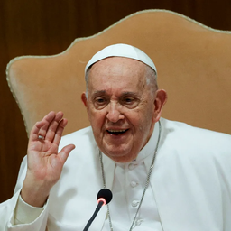 Durante el período de luto establecido por el Gobierno por el fallecimiento del Papa Francisco, la bandera nacional permanecerá a media asta en todos los edificios públicos.