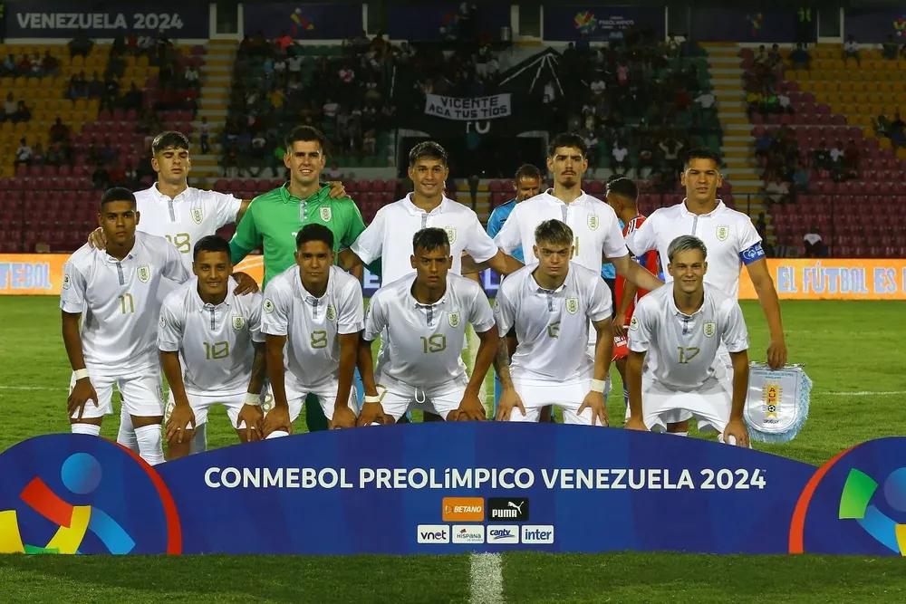 El equipo de Uruguay que jugó su segundo partido en el preolímpico frente a Chile, vistió todo de blanco
