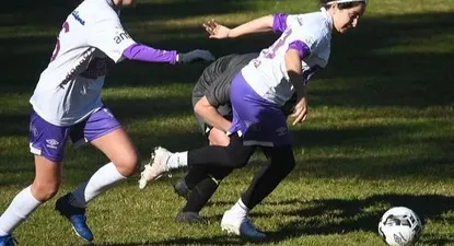 Juliana Castro en acción con la camiseta de Defensor