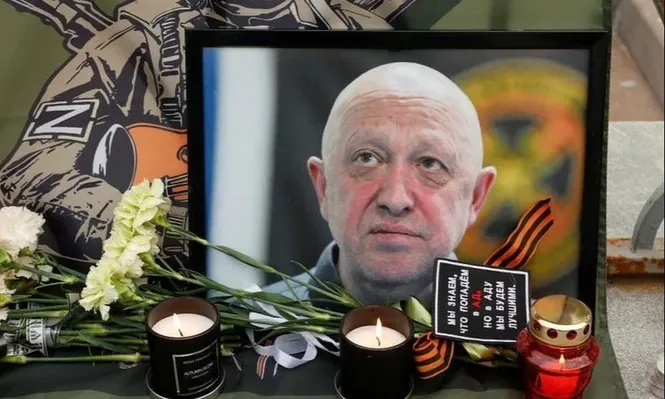 En las instalaciones de Wagner de Novosibirisk, mercenarios del grupo le rinden homenaje a Yevgeny Prigozhin, fundador del grupo paramilitar.
