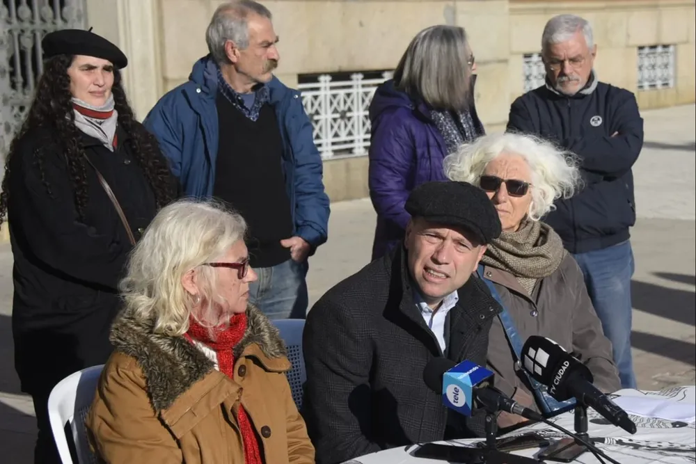 Madres y Familiares de Detenidos Desaparecidos, el PIT CNT, el Serpaj, Colectivo Ovejas negras y otras organizaciones dieron una conferencia en la salida del Palacio Legislativo