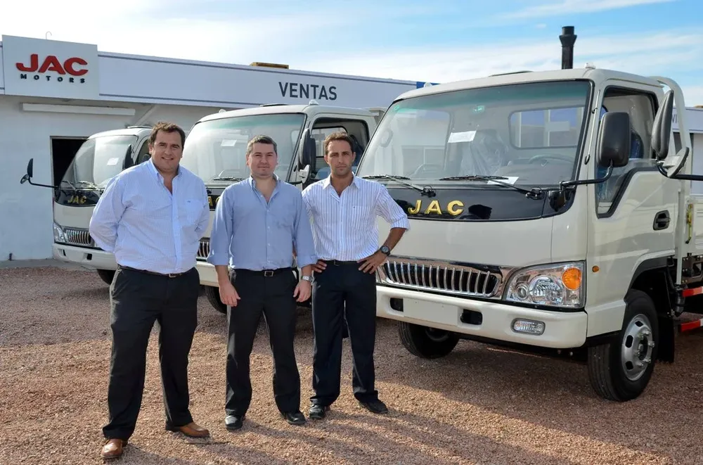 El gerente de Marketing de BOR, Martín Mesa, el gerente comercial de BOR, Paulo Bareño y Enzo Vera, de Departamento de Ventas