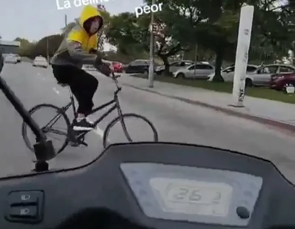 El conductor de la moto persiguió y chocó al ladrón