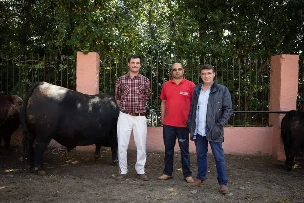 Facundo, Mario y Francisco, integrantes de Bayucuá y el camionero que los acompaña en cada Expo Prado.