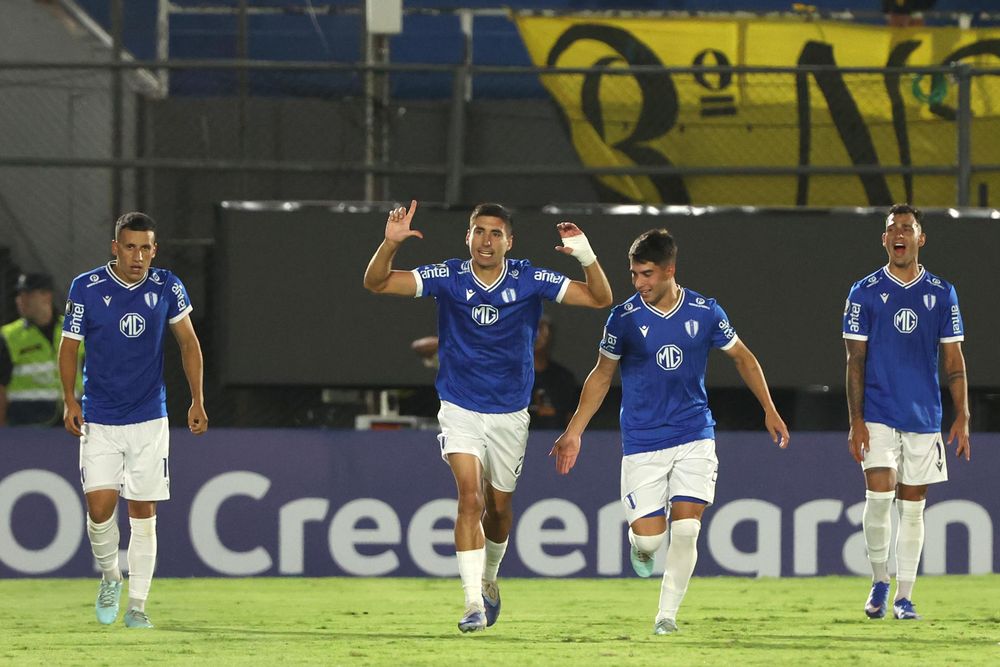 Jugadores de Juventud celebran tras ganar frente a Guaraní en el estadio Defensores del Chaco en Asunción