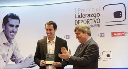 Godín con su premio