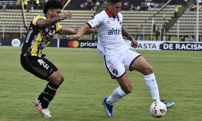 Jefre Vargas de Deportivo Táchira ante Gastón González de Nacional
