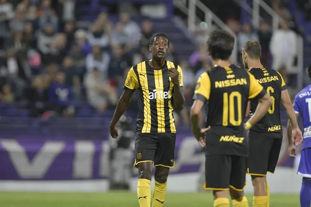 Denis Olivera fue víctima de acoso y discriminación en redes tras el clásico y Peñarol salió a defenderlo