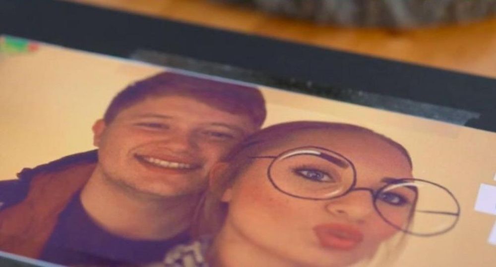 Su prometido Cameron hizo un álbum de recortes de su relación en caso de que Weronika no recordara nada.