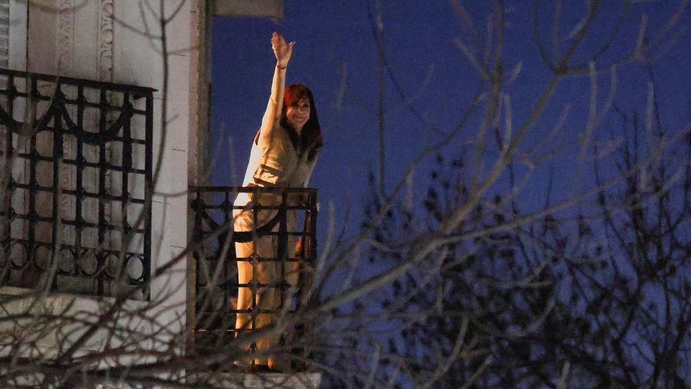 Cristina Kirchner cumplirá la condena en su departamento de Constitución. Afuera, cientos de simpatizantes se reúnen para apoyarla.