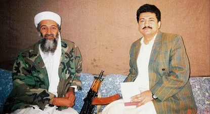Hamid Mir en entrevista con Osama bin Laden, en Kabul en 2001.