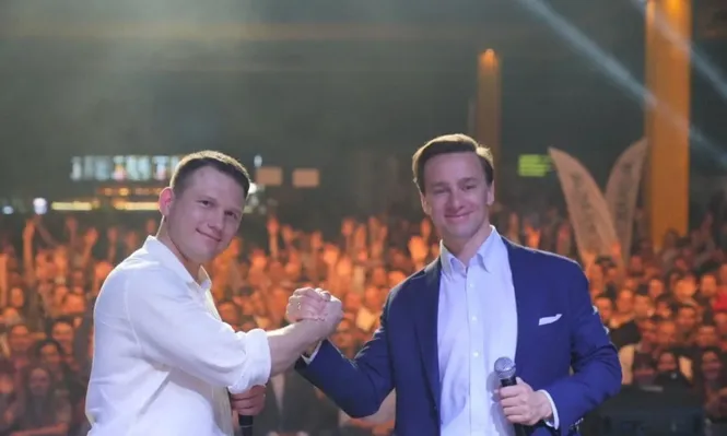 Slavomir Mentzen y Krzysztof Bosak, los principales dirigentes del partido de extrema derecha Confederación en la convención realizada el 23 de septiembre.