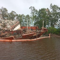 Barco abandonado en Carmelo