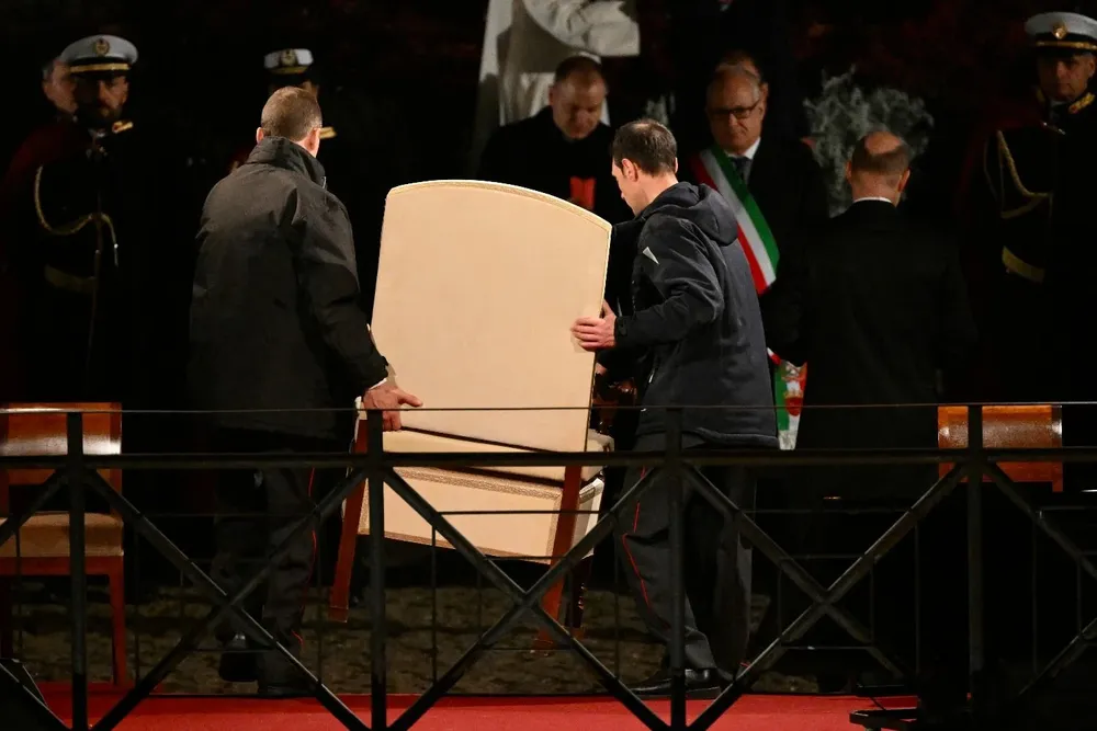 El momento en el que retiran la silla del papa