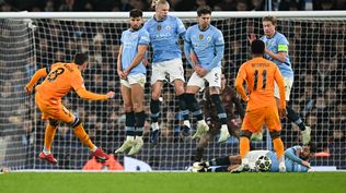 Federico Valverde de Real Madrid, le pega de tiro libre ante Manchester City