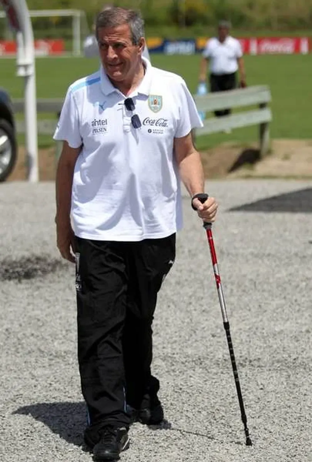Tabarez usando bastón en el entrenamiento del lunes
