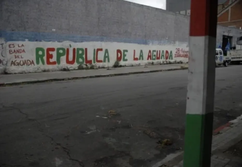 Poca gente pasa por la cancha de Aguada tras los hechos.