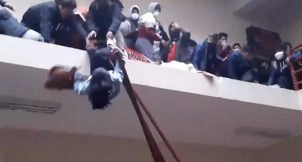 Estudiante cae tras el derrumbe de la baranda