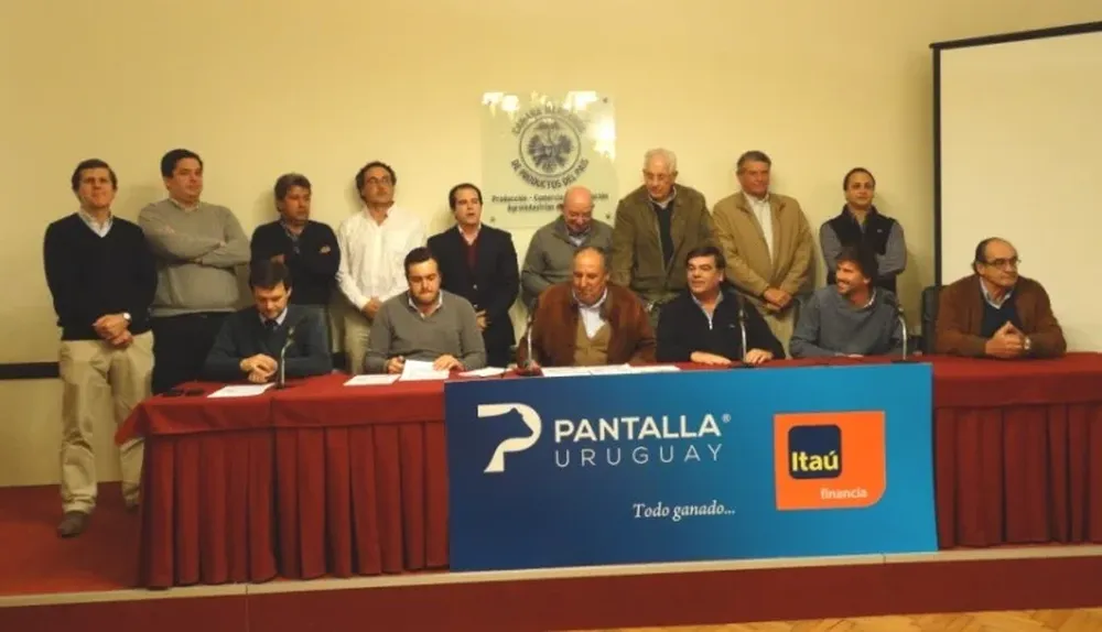 Integrantes de Pantalla Uruguay, Estudio 3000 y banco Itaú en la conferencia