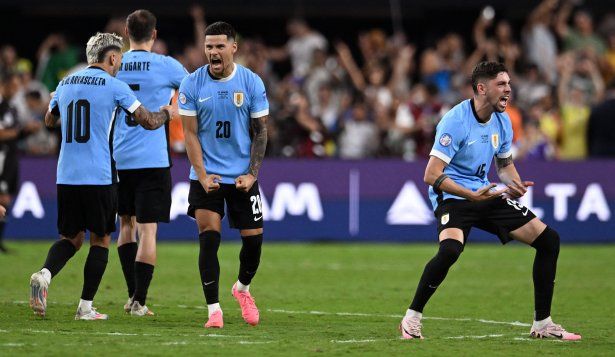 Maxi Araújo y Federico Valverde celebran la clasificación de Uruguay ante Brasil en la Copa América