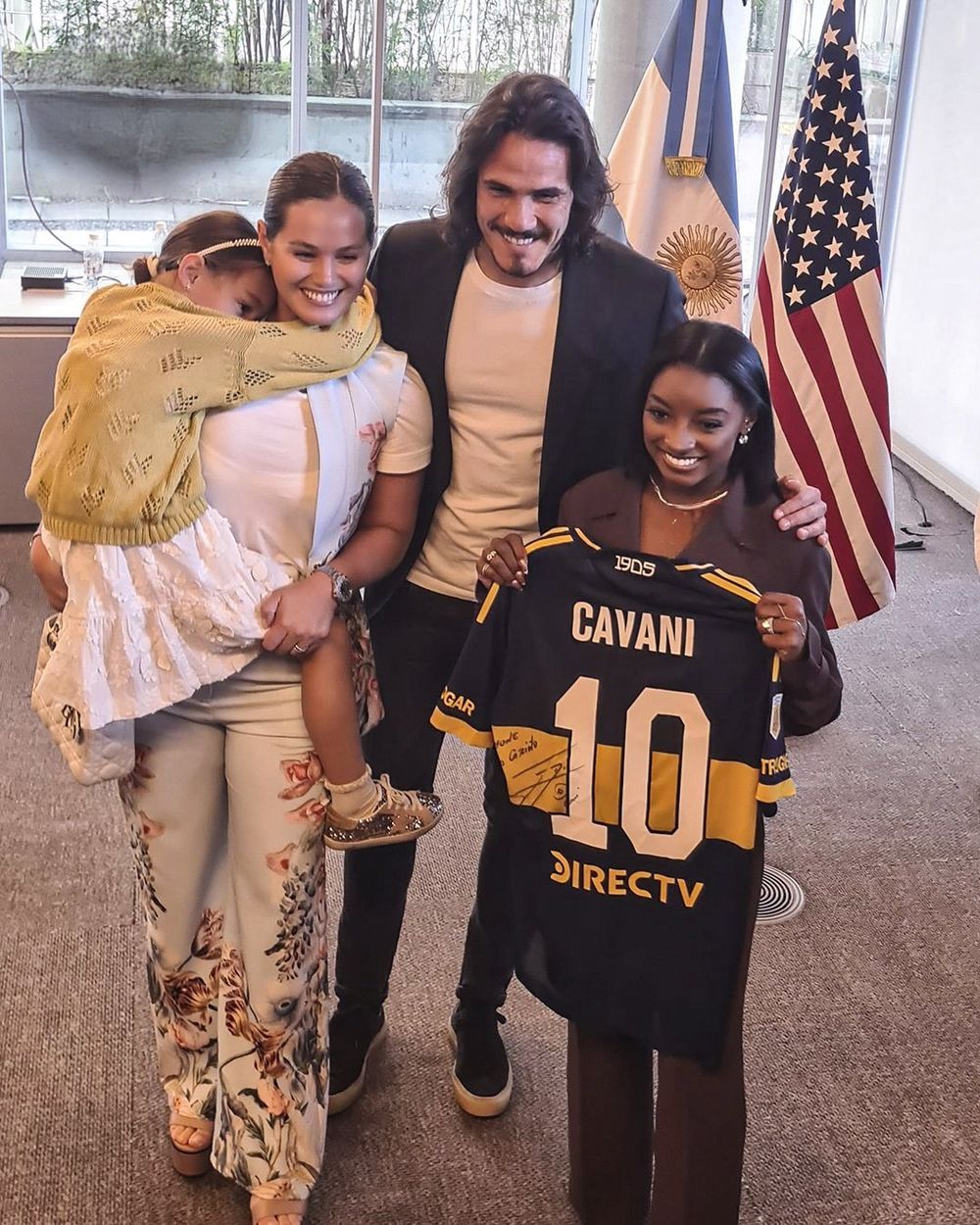 Edinson Cavani junto a su esposa y uno de sus hijos, le regaló la camiseta de Boca Juniors firmada por él a Simone Biles Edinson Cavani junto a su esposa y uno de sus hijos, le regaló la camiseta de Boca Juniors firmada por él a Simone Biles