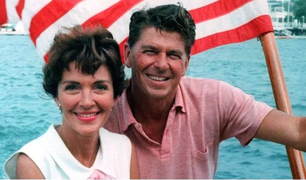 El presidente Ronald Reagan junto a su esposa Nancy Reagan