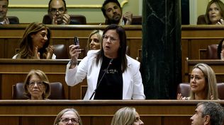 La diputada del PP, Ana Vázquez, muestra un espray de gas pimienta como el que usan las mujeres en Ceuta, y fue expulsada del recinto del Congreso.&nbsp;