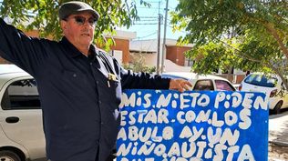Abuelo encadenado frente al Centro de Justicia de Maldonado reclamando por la tenencia de sus dos nietos
