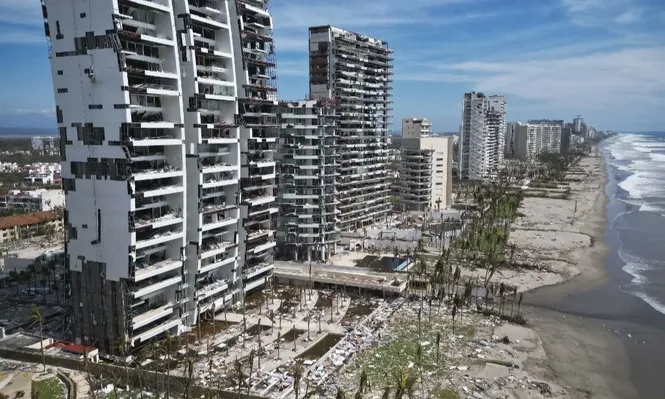 Con casi 780.000 habitantes, este popular balneario del estado de Guerrero registra 39 muertos y luce devastado por el huracán.
