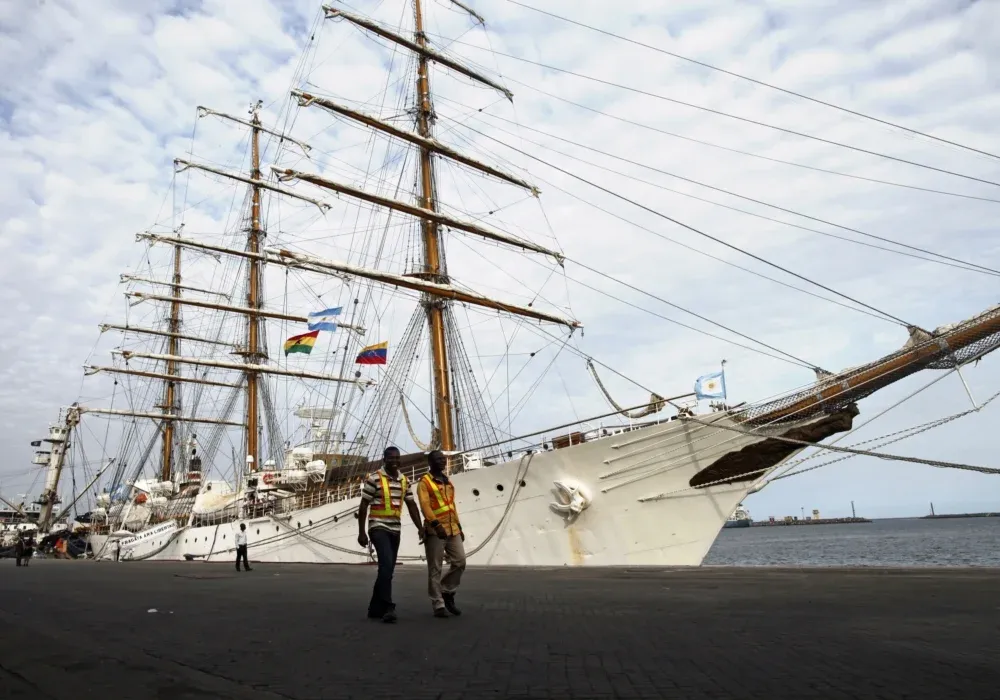 En su posición actual, la fragata Libertad impide que otros barcos atraquen en el puerto de Ghana
