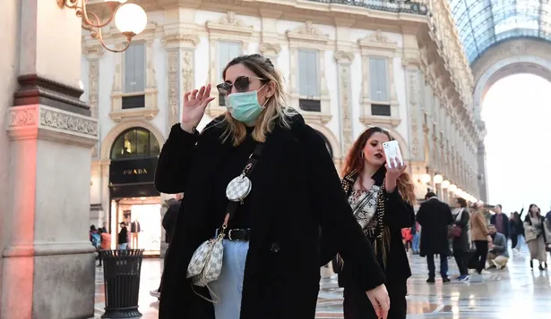 Una mujer con tapaboca camina en la galería Vittorio Emanuele II de Milan