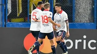 Romero y Recoba festejan con Castro el primer gol de Nacional ante el Táchira