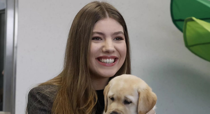 el tierno momento de la infanta sofia, rodeada de cachorros, en la escuela de los perros guia