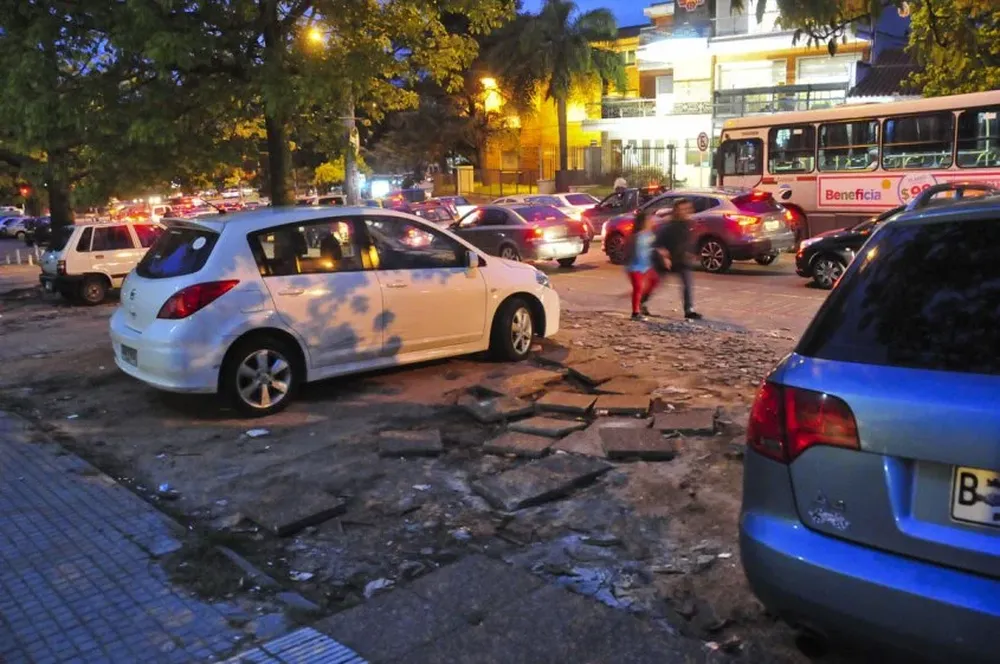 Auto en vereda