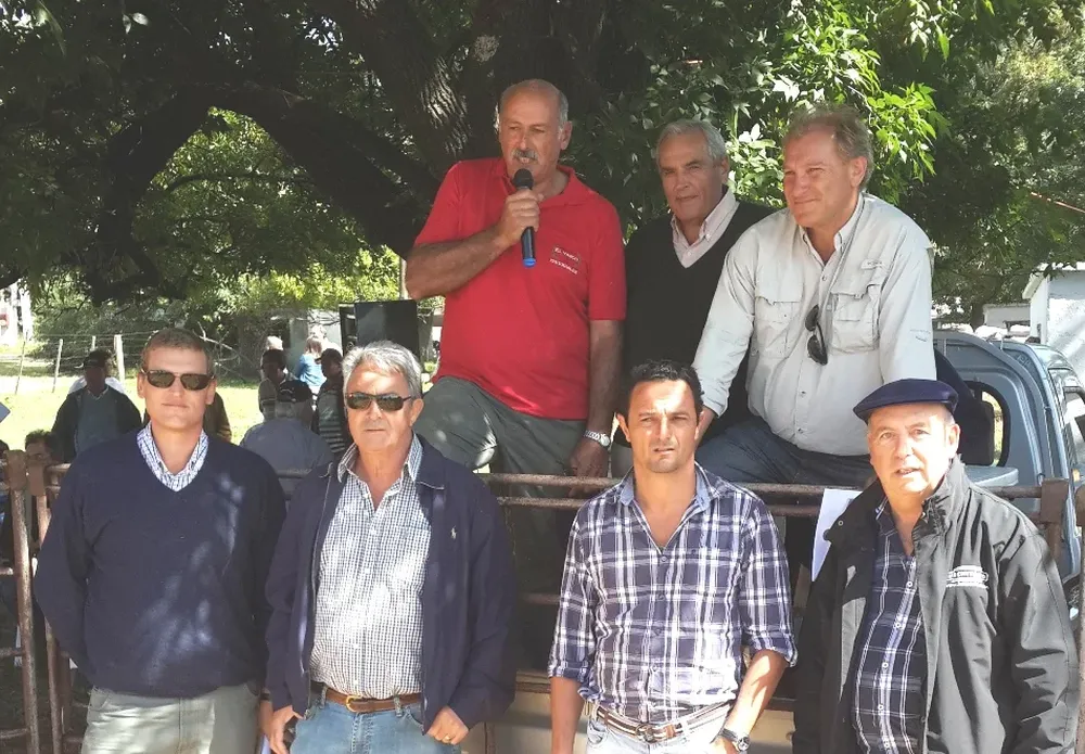 Carlos Ithurralde con el equipo del escritorio Urchitano