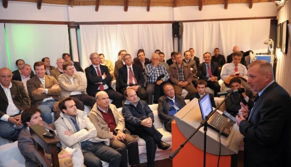 Un auditorio calificado siguió la charla de Simeone