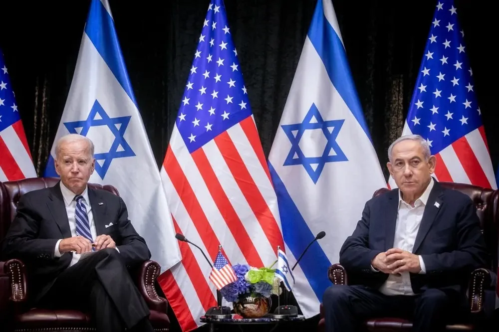 Biden y el primer ministro Netanyahu posan antes de su reunión en Tel Aviv.